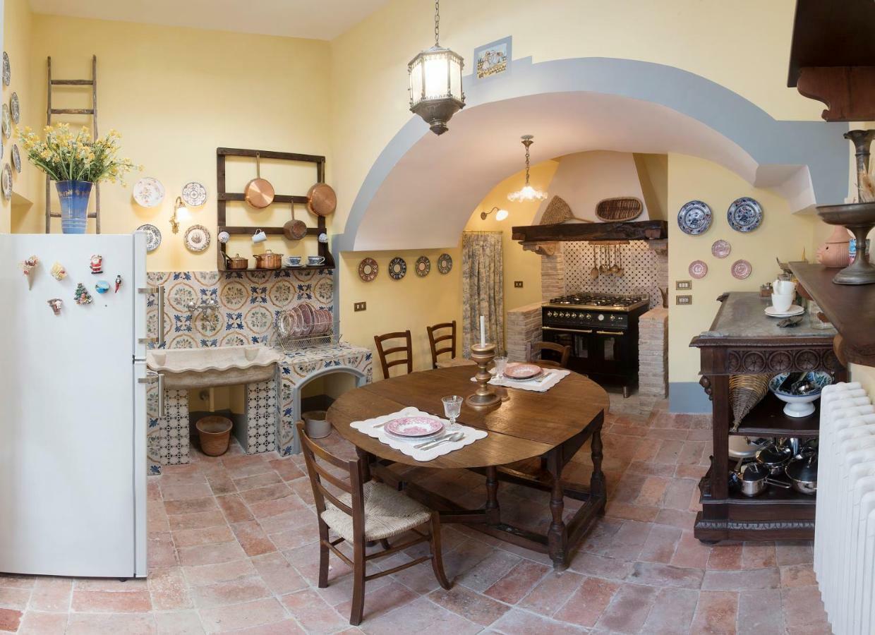 Appartement Il Teatro Di Nerone à Naples Extérieur photo