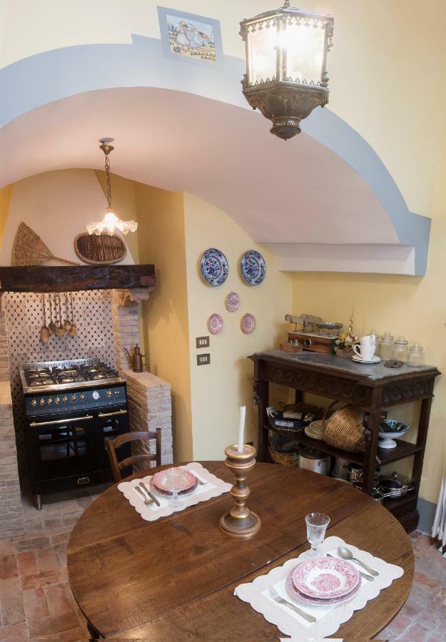 Appartement Il Teatro Di Nerone à Naples Extérieur photo